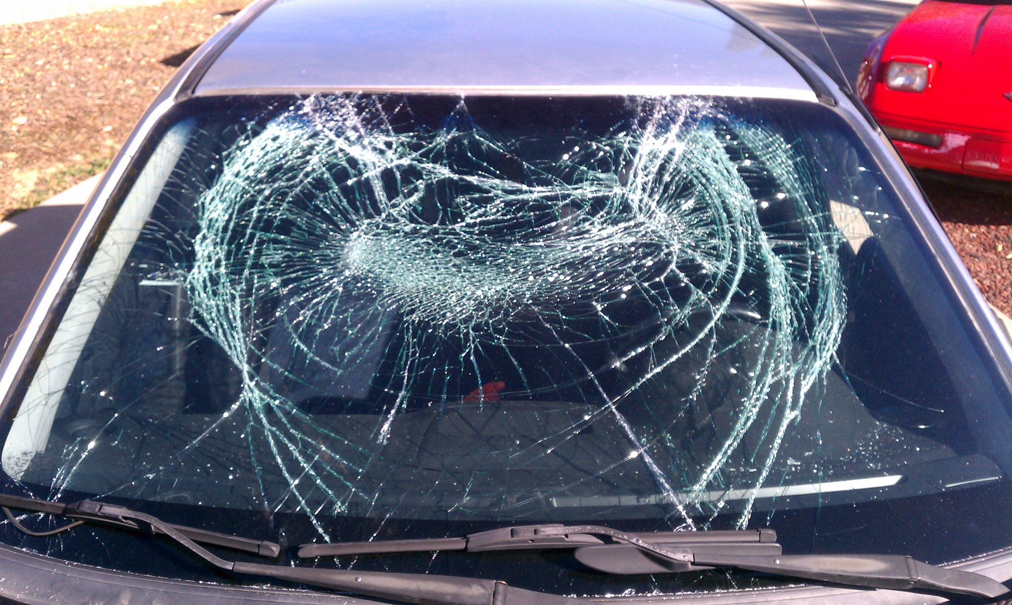 Авто трещина. Разбитое лобовое стекло Suzuki sx4. Разбитое лобовое ВАЗ 2109. Разбитое стекло автомобиля. Разбитое автомобильное стекло.