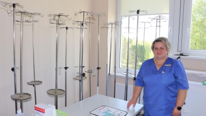 Vidaus ligų skyriaus vyresnioji slaugytoja Danutė Šimkienė didžiausią prasmę savo darbe mato rūpindamasi, bendraudama su pacientais.