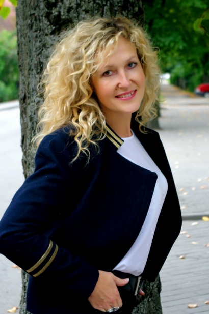 Šilutės meno mokyklos fortepijono mokytoja ekspertė, koncertmeisterė L. Kašėtienė-Mikkelsen mokykloje dirba nuo 1995 metų.
