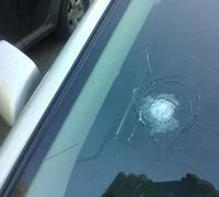 Kas turėtų prisiimti atsakomybę dėl įskelto automobilio stiklo?