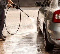 Aplinkosaugininkai primena automobilių plovimo reikalavimus: kur nereikėtų to daryti?