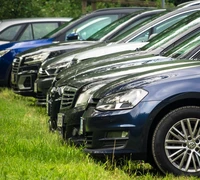 Automobilių gausa Šilutės kiemuose augina kaimynų konfliktus?