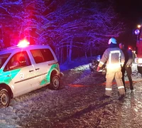 Šilutės rajone automobilis įsirėžė į eismo įvykį atskubėjusį policijos automobilį