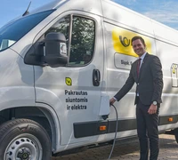 Viceministras L. Paškevičius apie naujus pašto elektromobilius: „Saugos ne tik gamtą, bet ir nuo kylančių paslaugų kainų“
