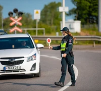Pažeidimai geležinkelio pervažose: policija ragina elgtis atsakingai