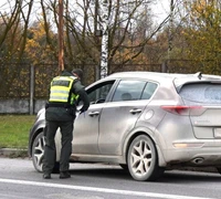 Vokietijos pilietis pateikė du vairuotojo pažymėjimus, bet nė vieno – tikro
