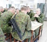Pusė šauktinių nori likti kariuomenėje