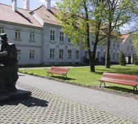 Vasario 12 d., 17.15 val. restauruotame Šilutės dvare  (Lietuvininkų g. 4) muziejininkai kviečia pokalbiui apie H. Šojaus vardo įamžinimą