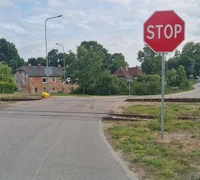 Pastatytas kelio ženklas „STOP“ prie neveikiančios pervažos sukėlė daug diskusijų – pinigų švaistymas?
