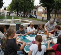 Kūrybinėje popietėje vaikai kartu su menininke Violeta Astrauskiene lipdė molinius paukštelius