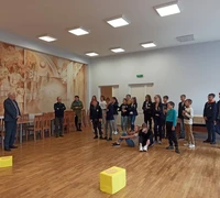 Aktyvus rytas su oranžiniu kamuoliu