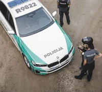 Šilutėje garbaus amžiaus vyras nesuvaldė automobilio ir įsirėžė į namą