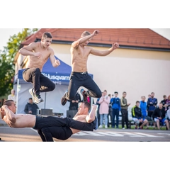 Aikštelėje susirinkusius žiūrovus džiugino vaikinų gatvės gimnastų grupė „Quattro“ ir „Atėnės“ šokėjos