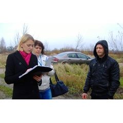 Nacionalinės žemės tarnybos Šilutės skyriaus vyriausioji specialistė – teisininkė Indrė Nausėdienė (kairėje) ir geodezininkė Astrida Daukintienė ginčijamame sklype 2013 m. lapkričio pabaigoje susitiko su Romu Korpertu, turėjusiu pirmumo teisę jį įsigyti.