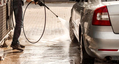 Aplinkosaugininkai primena automobilių plovimo reikalavimus: kur nereikėtų to daryti?