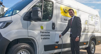Viceministras L. Paškevičius apie naujus pašto elektromobilius: „Saugos ne tik gamtą, bet ir nuo kylančių pa