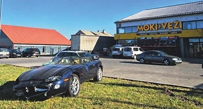 Mįslinga avarija Šilutėje: sudaužytas „Jaguar“ rastas tik po kelių valandų?