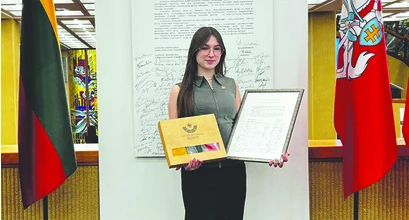 LR Seimo rūmuose pagėgiškei įteikta trispalvė ir Kovo 11-osios akto dokumentai