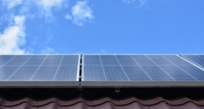 Koks stogas tinkamiausias saulės baterijoms montuoti?
